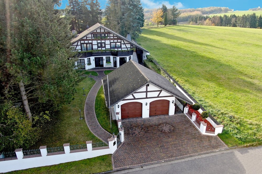 Gütelhöfer Immobilien - Immobilienangebot - Bad Münstereifel / Esch - Haus - Urlaubsflair garantiert! Stilvolles Zweifamilienhaus mit Luxusbad, Sauna und Doppelgarage in Esch