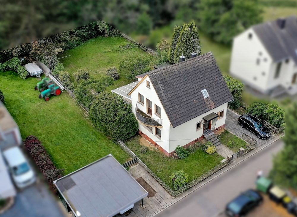 Luftaufnahme Gütelhöfer Immobilien - Immobilienangebot - Rheinbach / Loch - Alle - Freistehendes Einfamilienhaus mit Garage und Modernisierungsbedarf auf großem Grundstück in Loch