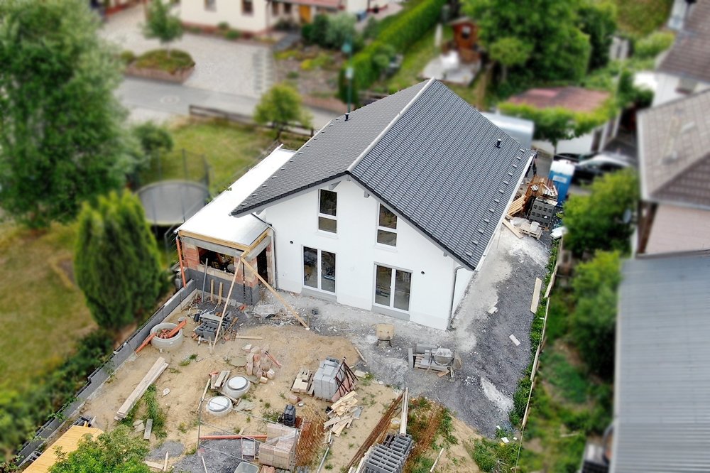 Gütelhöfer Immobilien - Immobilienangebot - Grafschaft / Holzweiler - Alle - Neubau/Erstbezug! Freistehendes Einfamilienhaus mit Fußbodenheizung, Garage und Garten in Holzweiler