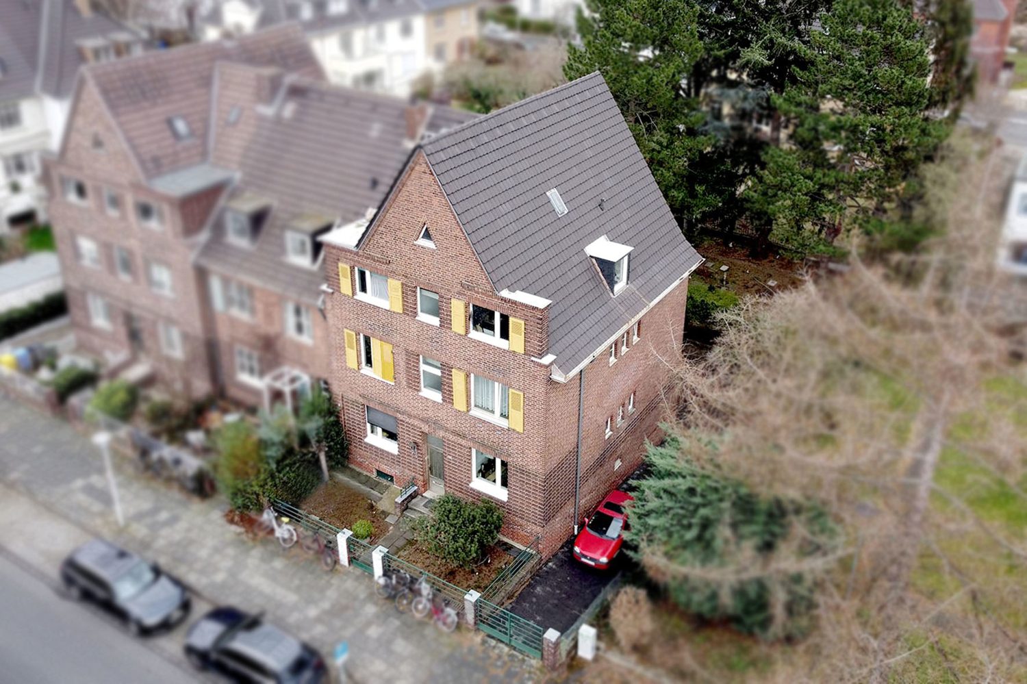 Gütelhöfer Immobilien - Immobilienangebot - Bonn / Gronau - Alle - Investment für Immobilienfüchse! Solides 3-Familienhaus mit Potenzial in Gronau - Gebotsverfahren