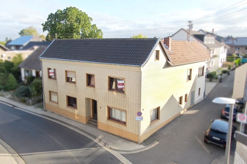 Gütelhöfer Immobilien - Immobilienangebot - Rheinbach / Flerzheim - Alle - Viel Platz gewünscht? Großzügiges Einfamilienhaus mit Innenhof, Balkon und Wintergarten in Flerzheim