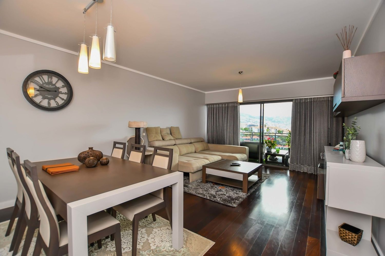 Gütelhöfer Immobilien - Immobilienangebot - Funchal / Madeira - Alle - Luxuriöse 4-Zimmer Wohnung in TOP-Lage von Funchal mit 2 Kfz-Stellplätzen, Klimaanlage und Meerblick