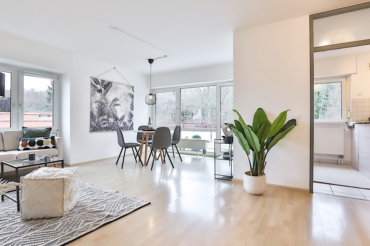 Gütelhöfer Immobilien - Immobilienangebot - Bornheim - Alle - Renoviert und bezugsfrei! Stilvolle Dreiraumwohnung mit Balkon und Tiefgaragenstellplatz in Top-Lage