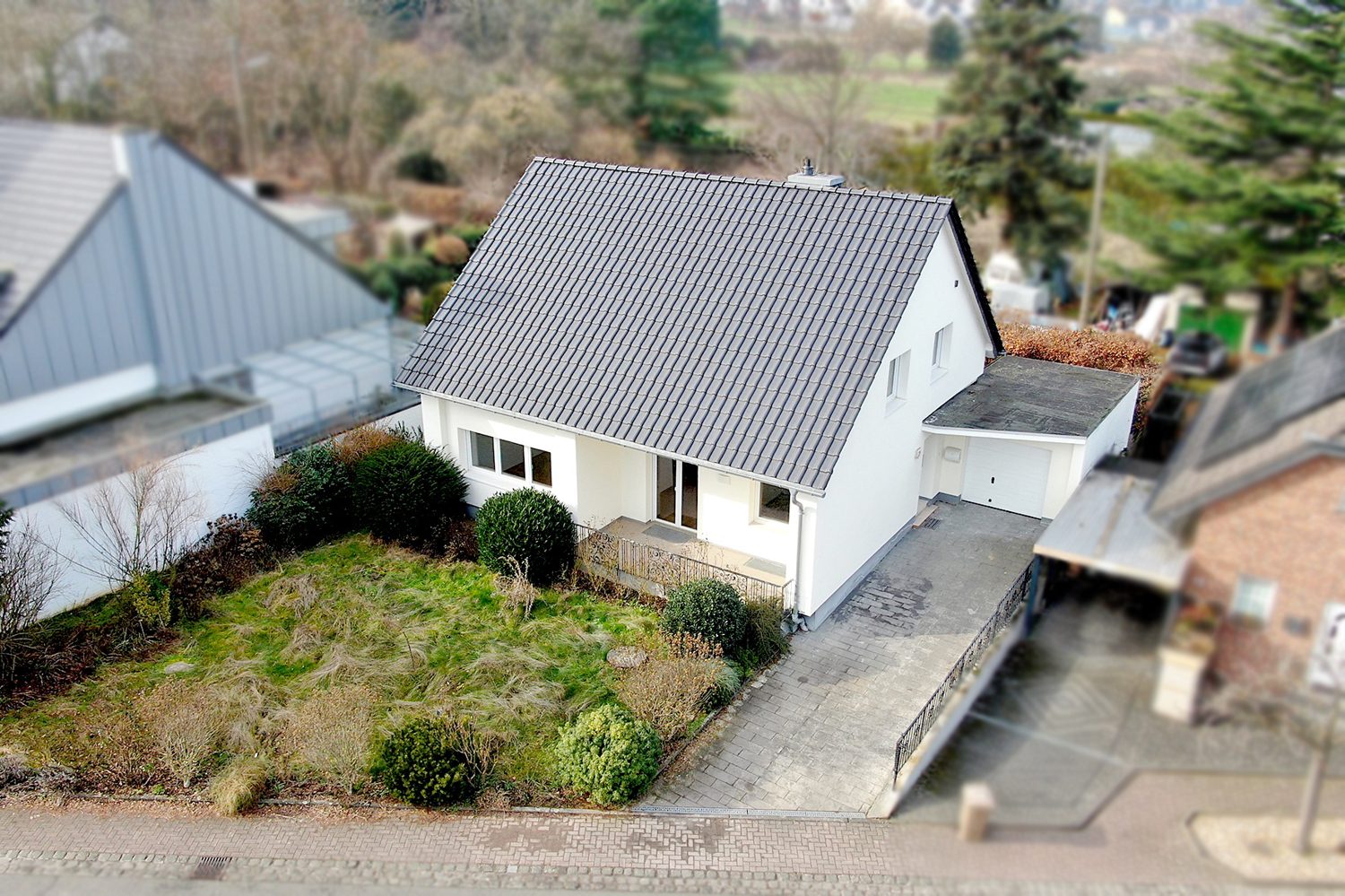 Gütelhöfer Immobilien - Immobilienangebot - Alfter / Gielsdorf - Alle - Bezugsfreies und modernisiertes Einfamilienhaus mit Garage, Balkon, Terrasse und Garten in Gielsdorf