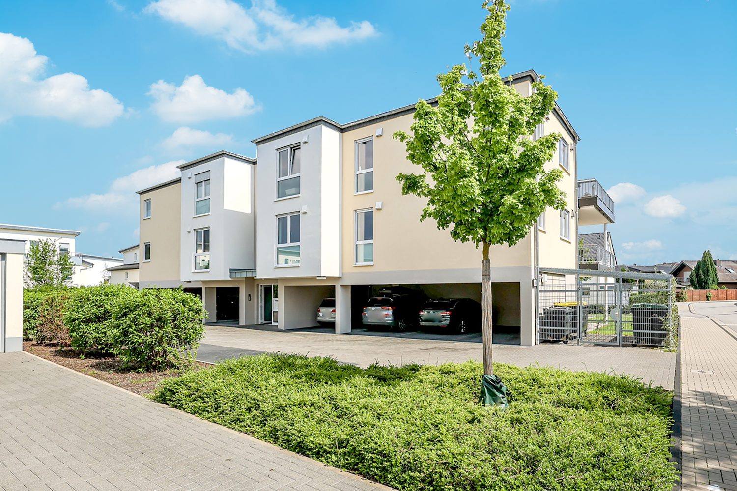 Gütelhöfer Immobilien - Immobilienangebot - Bornheim - Alle - Neuwertig und barrierearm! Stilvolle Eigentumswohnung mit Aufzug und Kfz-Stellplatz in Kardorf