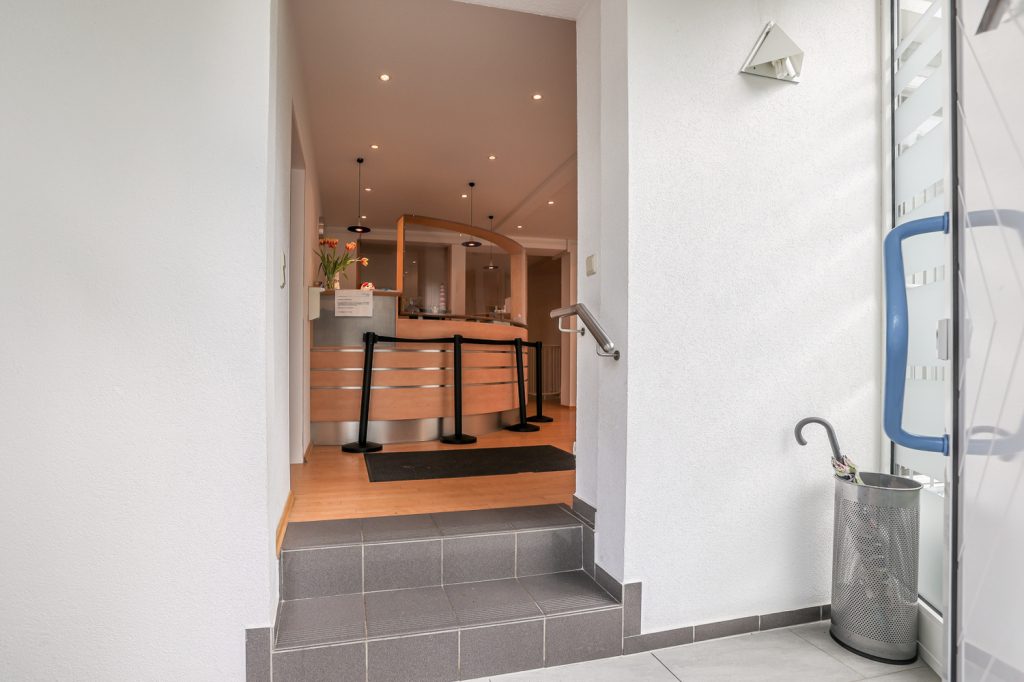 Gütelhöfer Immobilien - Immobilienangebot - Rheinbach - Alle - Wohnen und Arbeiten am Stadtpark! Investmentpaket aus vermieteter Praxis + Wohnung mit Dachterrasse