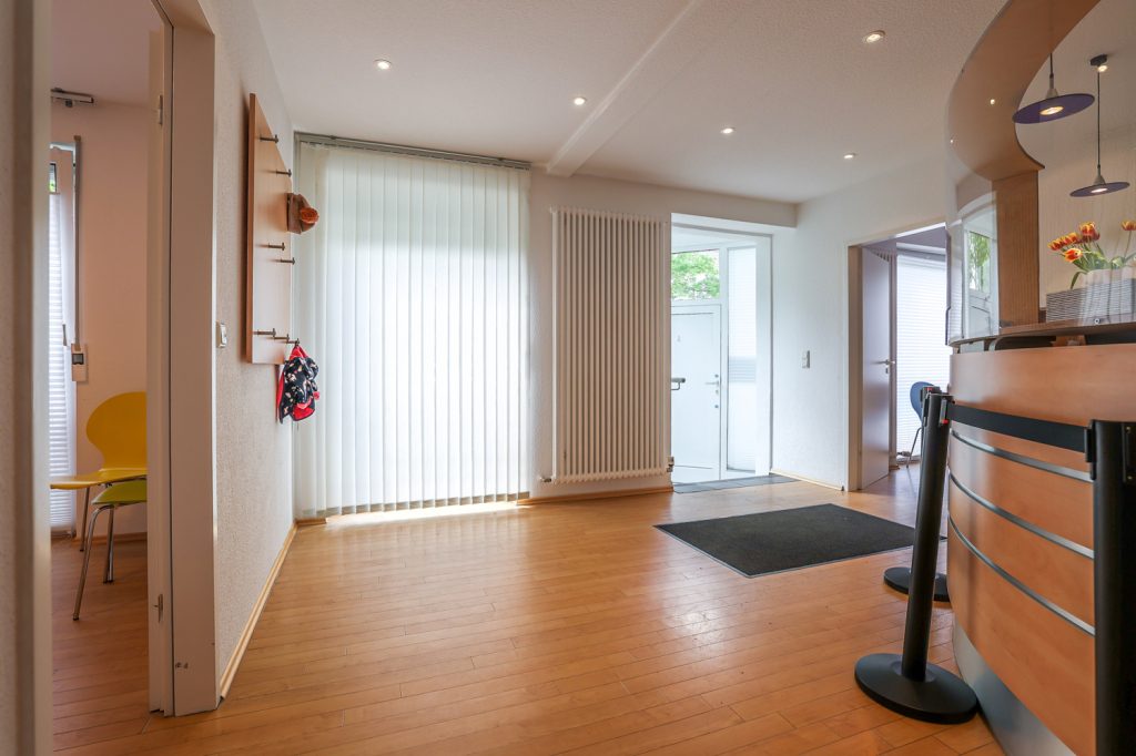 Gütelhöfer Immobilien - Immobilienangebot - Rheinbach - Alle - Wohnen und Arbeiten am Stadtpark! Investmentpaket aus vermieteter Praxis + Wohnung mit Dachterrasse