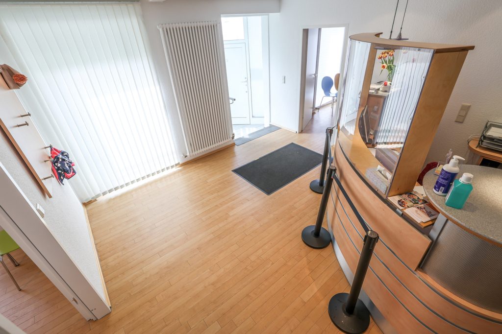 Gütelhöfer Immobilien - Immobilienangebot - Rheinbach - Alle - Wohnen und Arbeiten am Stadtpark! Investmentpaket aus vermieteter Praxis + Wohnung mit Dachterrasse