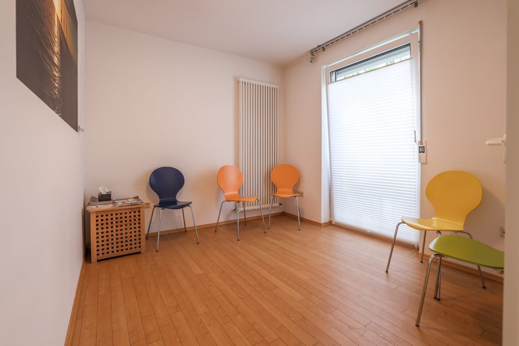 Gütelhöfer Immobilien - Immobilienangebot - Rheinbach - Alle - Wohnen und Arbeiten am Stadtpark! Investmentpaket aus vermieteter Praxis + Wohnung mit Dachterrasse