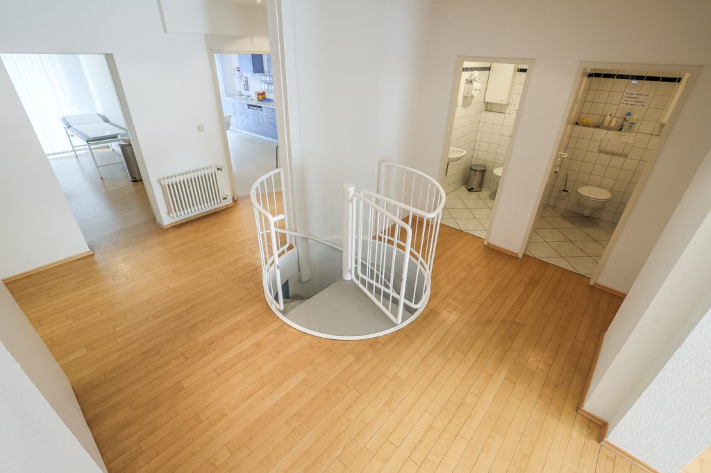 Gütelhöfer Immobilien - Immobilienangebot - Rheinbach - Alle - Wohnen und Arbeiten am Stadtpark! Investmentpaket aus vermieteter Praxis + Wohnung mit Dachterrasse