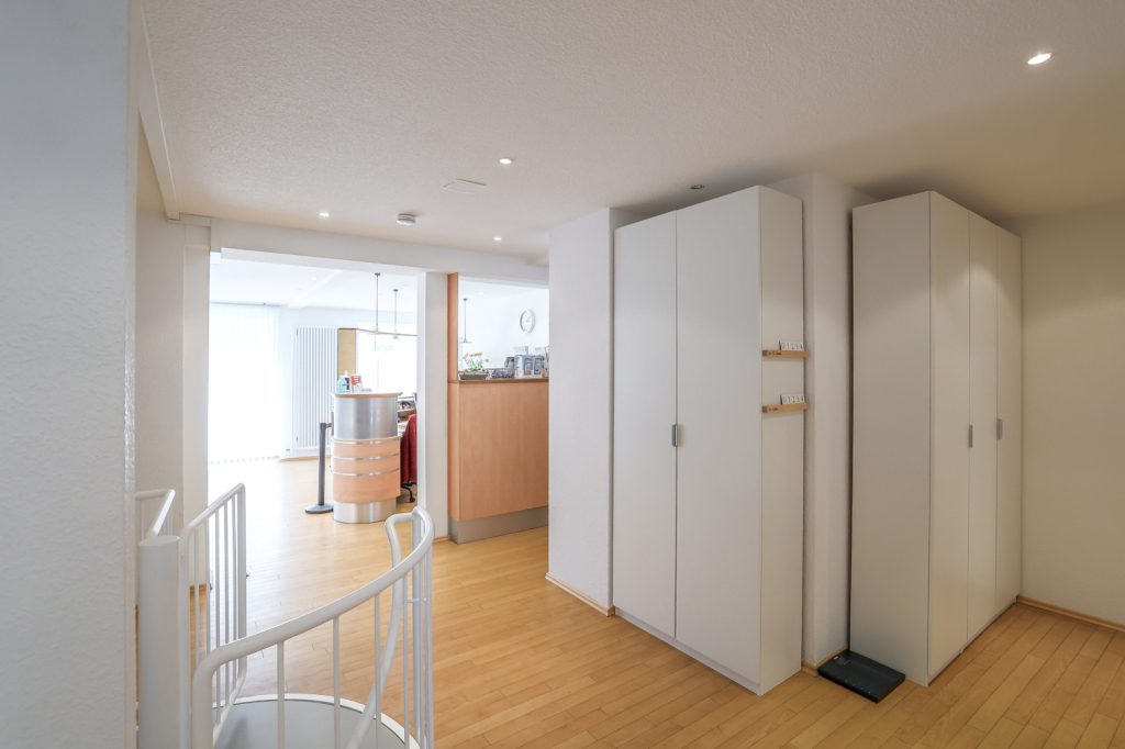 Gütelhöfer Immobilien - Immobilienangebot - Rheinbach - Alle - Wohnen und Arbeiten am Stadtpark! Investmentpaket aus vermieteter Praxis + Wohnung mit Dachterrasse