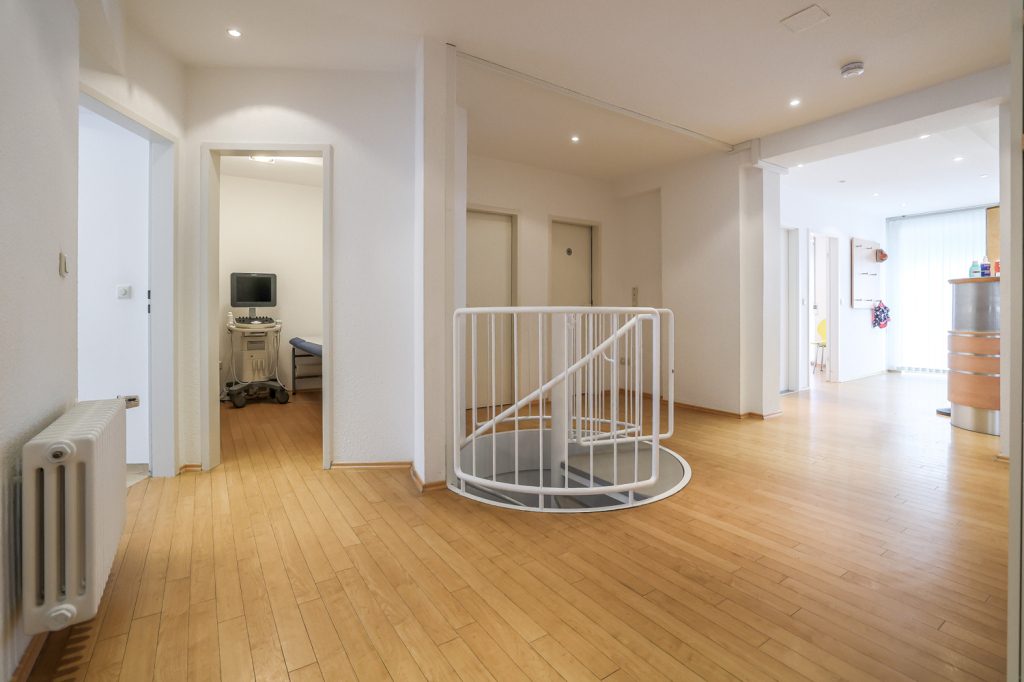 Gütelhöfer Immobilien - Immobilienangebot - Rheinbach - Alle - Wohnen und Arbeiten am Stadtpark! Investmentpaket aus vermieteter Praxis + Wohnung mit Dachterrasse