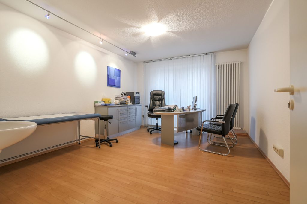 Gütelhöfer Immobilien - Immobilienangebot - Rheinbach - Alle - Wohnen und Arbeiten am Stadtpark! Investmentpaket aus vermieteter Praxis + Wohnung mit Dachterrasse