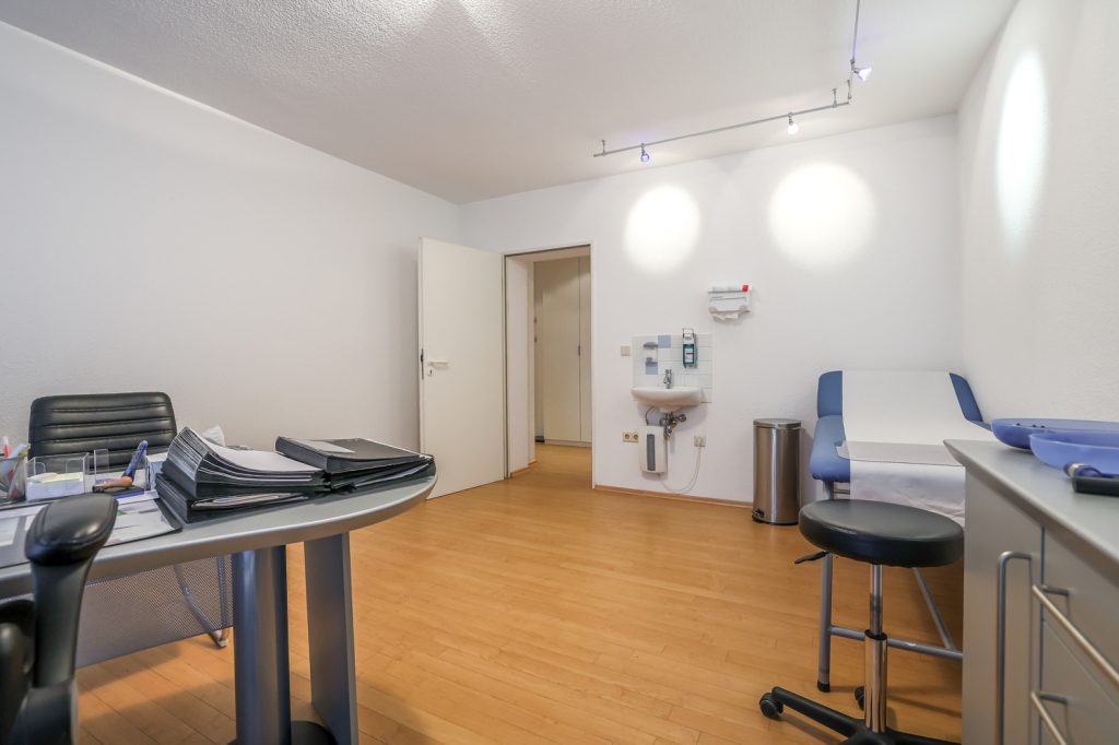 Gütelhöfer Immobilien - Immobilienangebot - Rheinbach - Alle - Wohnen und Arbeiten am Stadtpark! Investmentpaket aus vermieteter Praxis + Wohnung mit Dachterrasse