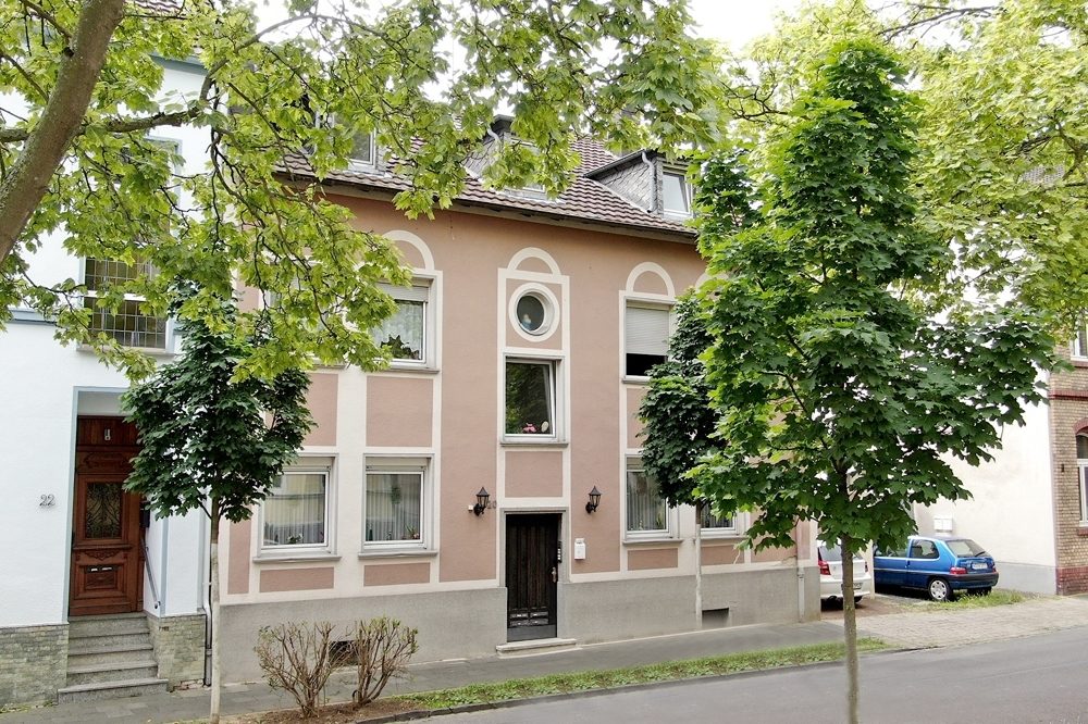 Gütelhöfer Immobilien - Immobilienangebot - Rheinbach - Alle - Rheinbach-Stadt: Zentral gelegene Dachgeschosswohnung in direkter Bahnhofnähe - Bezugsfrei ab 01.08!