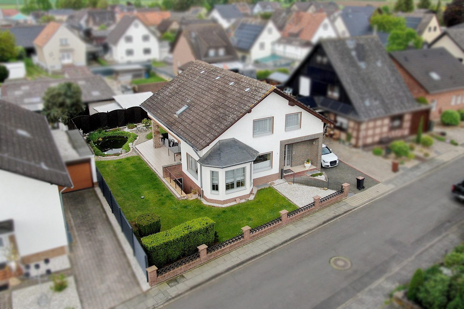 Gütelhöfer Immobilien - Immobilienangebot - Swisttal / Morenhoven - Alle - Freistehendes Einfamilienhaus mit großem Garten, Terrasse und Garage in ruhiger Lage von Swisttal