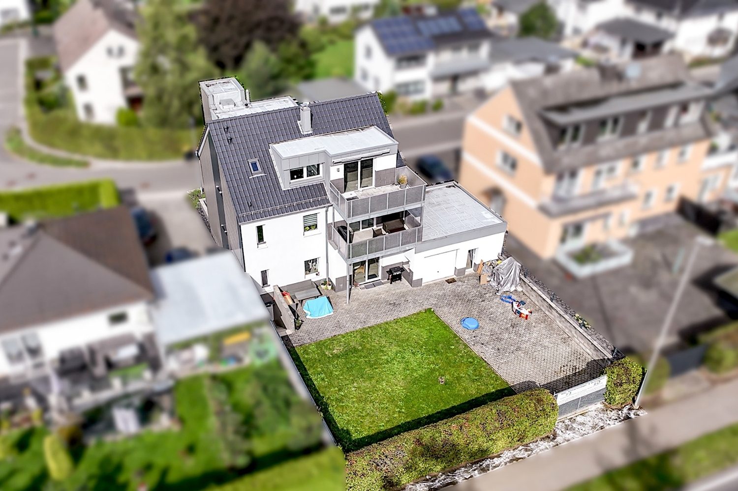 Titelbild Gütelhöfer Immobilien - Immobilienangebot - Schleiden - Alle - Investment gesucht? Umfassend saniertes 3-Familienhaus mit Garten, Balkonen, Garagen und Aufzug