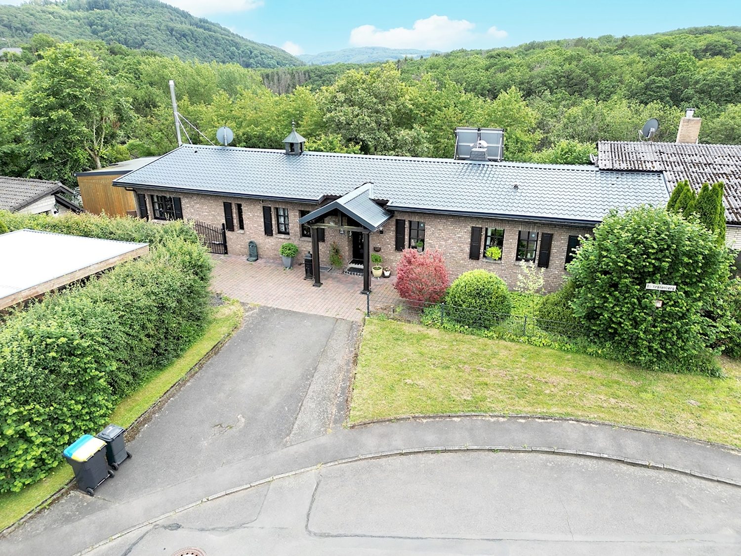 Titelbild Gütelhöfer Immobilien - Immobilienangebot - Bad Münstereifel / Houverath - Alle - Wohnen auf einer Ebene! Großzügiges Einfamilienhaus mit Wintergarten und Garage in ruhiger Lage