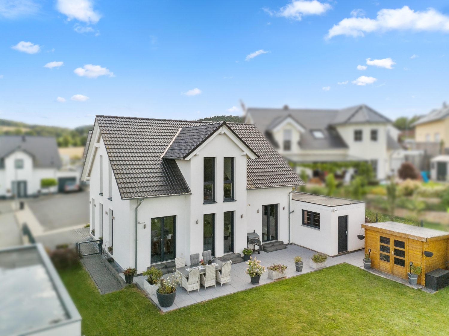 Gütelhöfer Immobilien - Immobilienangebot - Mechernich - Alle - Repräsentatives Familiendomizil mit Einbauküche, 2 Terrassen, Garage und Privatsphäre