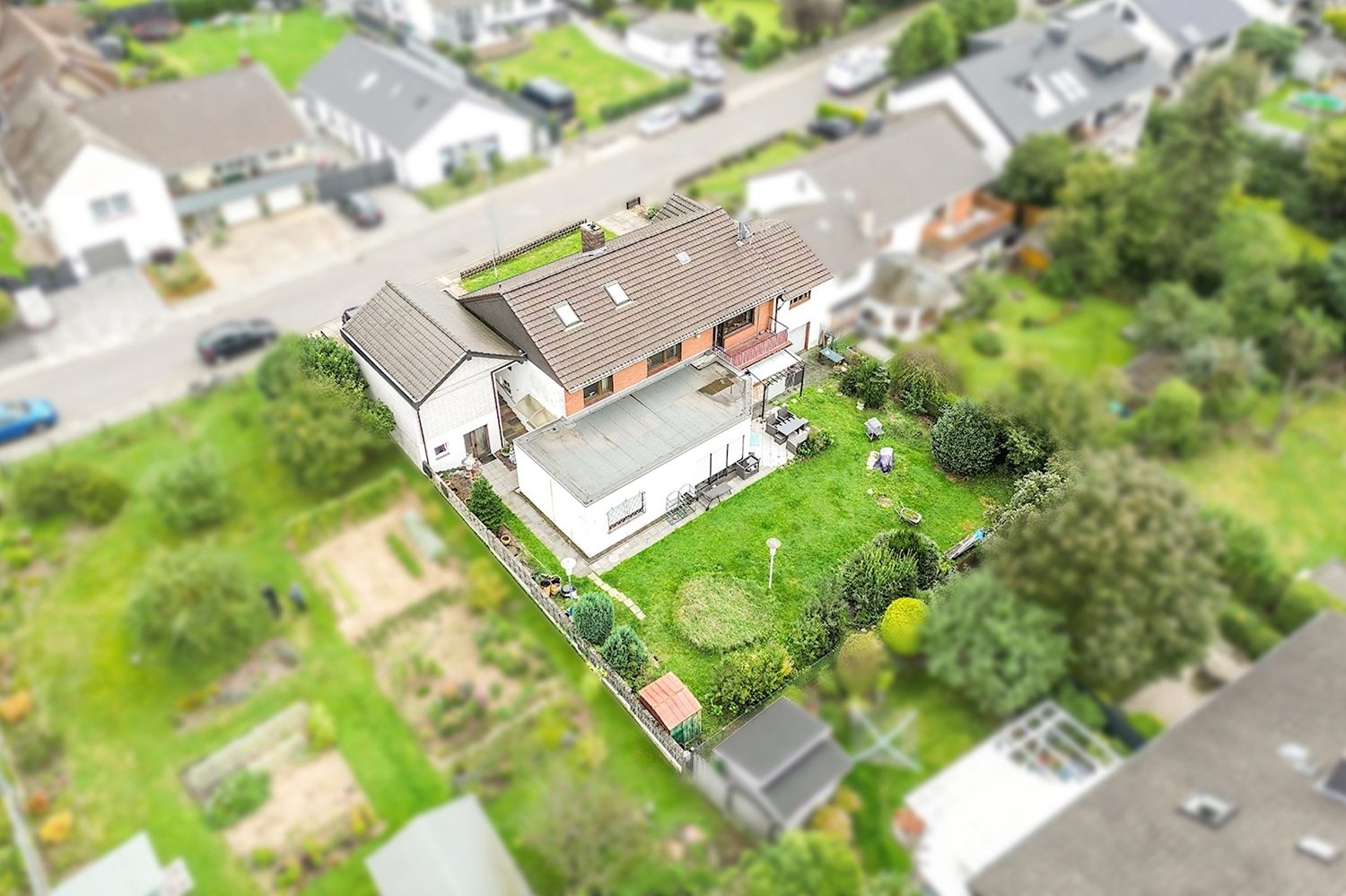 Gütelhöfer Immobilien - Immobilienangebot - Swisttal / Buschhoven - Alle - Platz für 2 Generationen! Bezugsfreies Zweifamilienhaus mit zwei Garagen und Garten in Buschhoven
