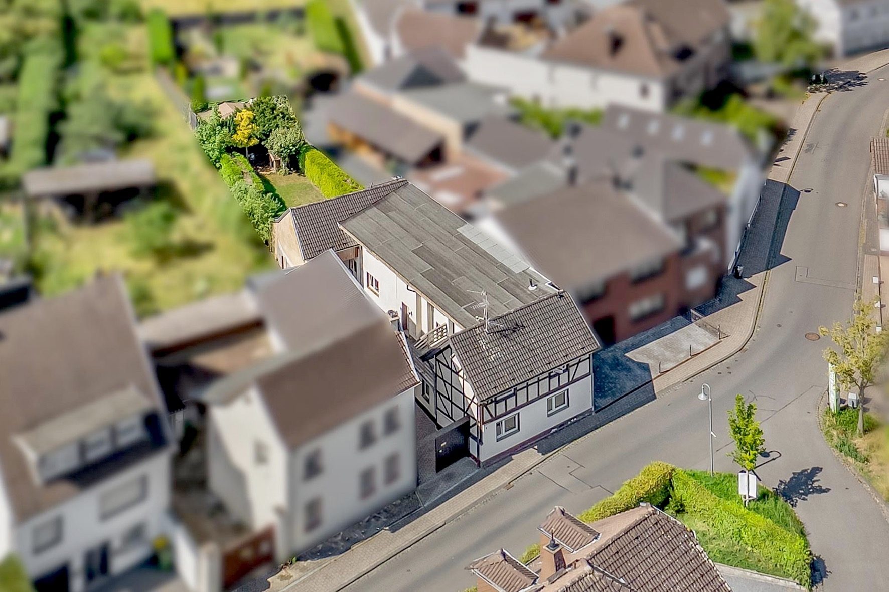 Gütelhöfer Immobilien - Immobilienangebot - Bornheim / Rösberg - Alle - NEUER PREIS! Großzügiges und bezugsfreies Generationenhaus mit Innenhof, Garten und viel Potenzial