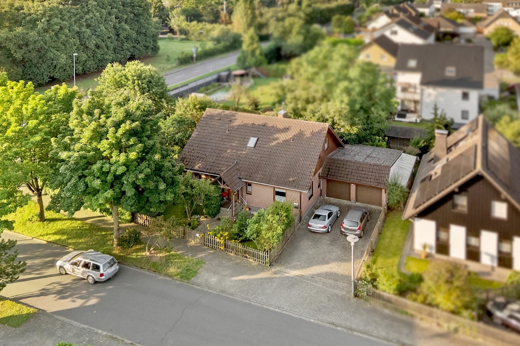 Gütelhöfer Immobilien - Immobilienangebot - Rheinbach / Flerzheim - Alle - Charmantes Einfamilienhaus auf 1.067m² Grund mit idyllischem Garten und Doppelgarage in Flerzheim