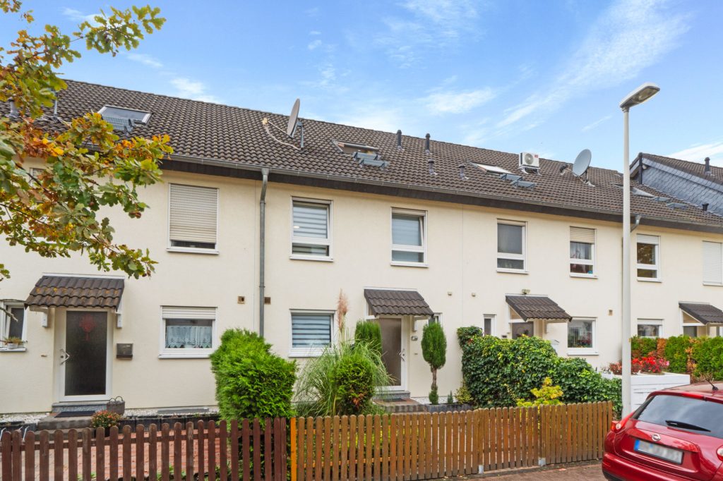 Gütelhöfer Immobilien - Immobilienangebot - Bonn / Tannenbusch - Alle - Junges Reihenmittelhaus mit Garten, Einbauküche und Kfz-Stellplatz in begehrter Lage von Tannenbusch