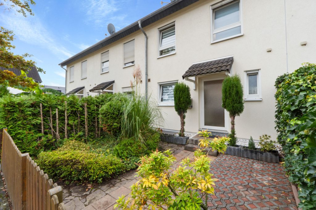 Gütelhöfer Immobilien - Immobilienangebot - Bonn / Tannenbusch - Alle - Junges Reihenmittelhaus mit Garten, Einbauküche und Kfz-Stellplatz in begehrter Lage von Tannenbusch
