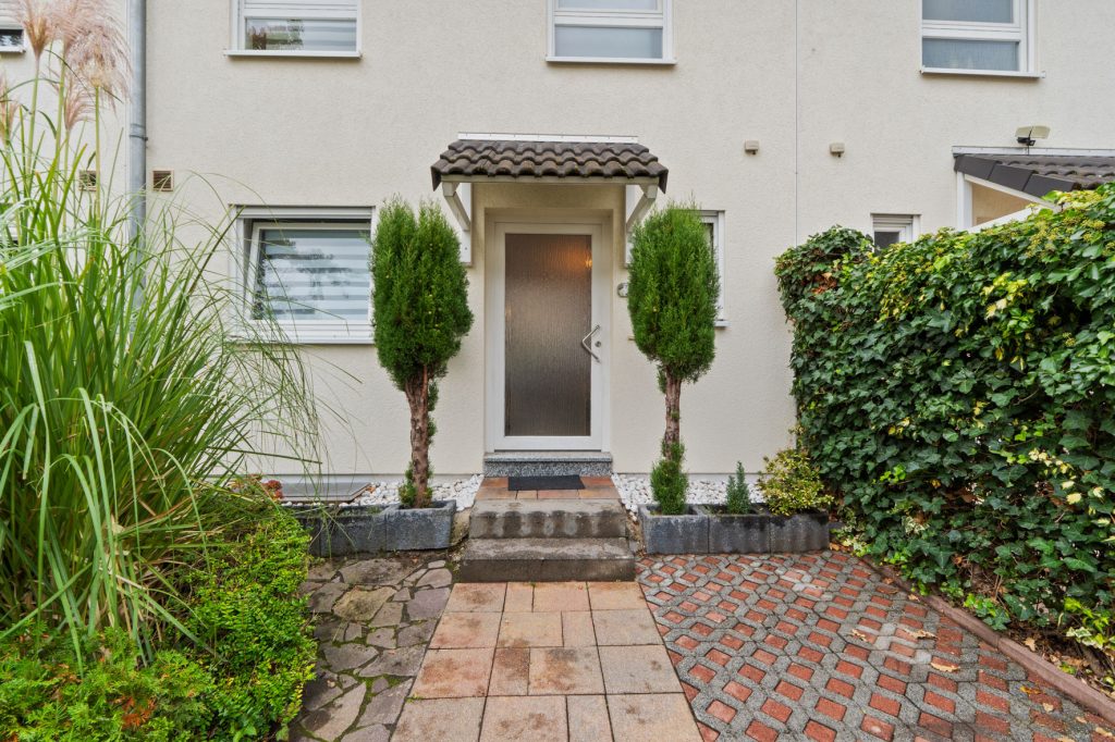 Gütelhöfer Immobilien - Immobilienangebot - Bonn / Tannenbusch - Alle - Junges Reihenmittelhaus mit Garten, Einbauküche und Kfz-Stellplatz in begehrter Lage von Tannenbusch