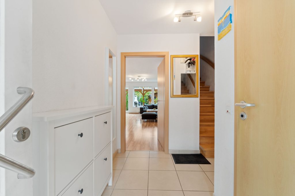 Gütelhöfer Immobilien - Immobilienangebot - Bonn / Tannenbusch - Alle - Junges Reihenmittelhaus mit Garten, Einbauküche und Kfz-Stellplatz in begehrter Lage von Tannenbusch