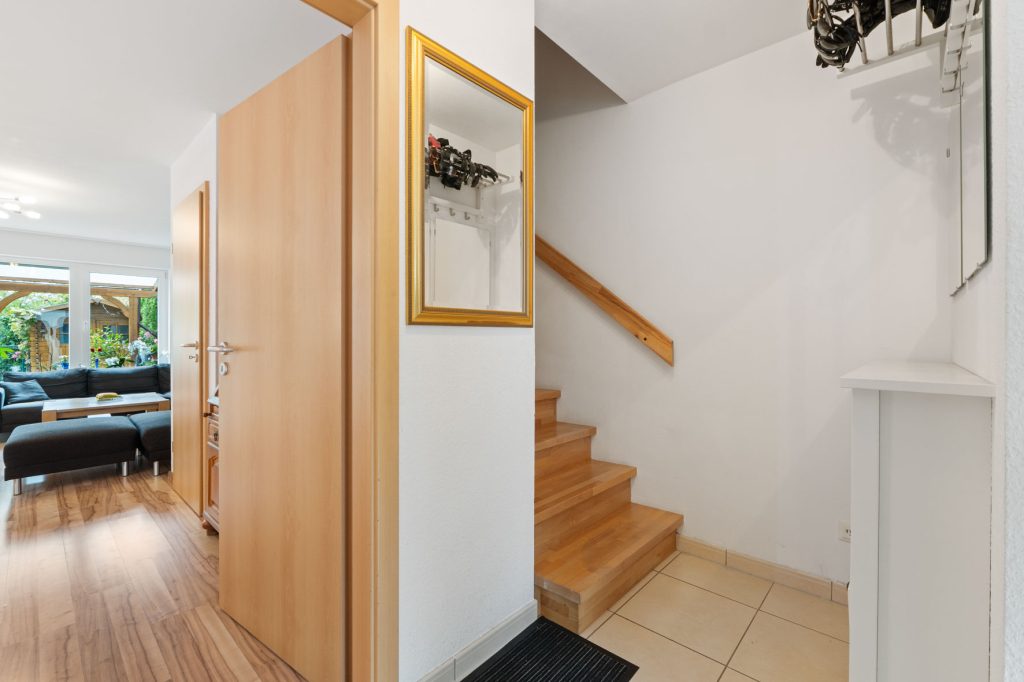 Gütelhöfer Immobilien - Immobilienangebot - Bonn / Tannenbusch - Alle - Junges Reihenmittelhaus mit Garten, Einbauküche und Kfz-Stellplatz in begehrter Lage von Tannenbusch