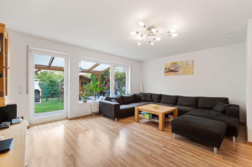 Gütelhöfer Immobilien - Immobilienangebot - Bonn / Tannenbusch - Alle - Junges Reihenmittelhaus mit Garten, Einbauküche und Kfz-Stellplatz in begehrter Lage von Tannenbusch
