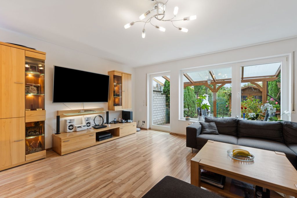 Gütelhöfer Immobilien - Immobilienangebot - Bonn / Tannenbusch - Alle - Junges Reihenmittelhaus mit Garten, Einbauküche und Kfz-Stellplatz in begehrter Lage von Tannenbusch