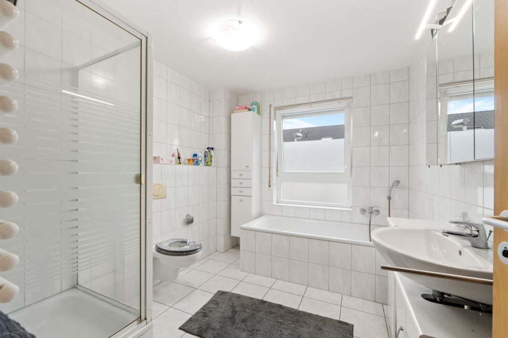 Gütelhöfer Immobilien - Immobilienangebot - Bonn / Tannenbusch - Alle - Junges Reihenmittelhaus mit Garten, Einbauküche und Kfz-Stellplatz in begehrter Lage von Tannenbusch