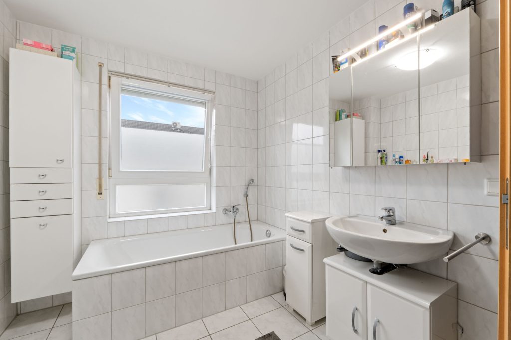 Gütelhöfer Immobilien - Immobilienangebot - Bonn / Tannenbusch - Alle - Junges Reihenmittelhaus mit Garten, Einbauküche und Kfz-Stellplatz in begehrter Lage von Tannenbusch