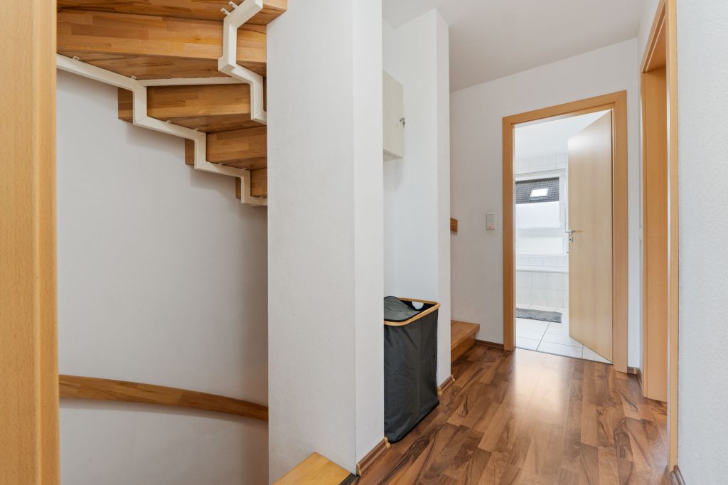Gütelhöfer Immobilien - Immobilienangebot - Bonn / Tannenbusch - Alle - Junges Reihenmittelhaus mit Garten, Einbauküche und Kfz-Stellplatz in begehrter Lage von Tannenbusch