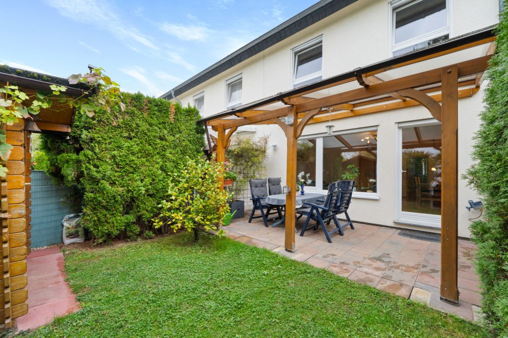 Gütelhöfer Immobilien - Immobilienangebot - Bonn / Tannenbusch - Alle - Junges Reihenmittelhaus mit Garten, Einbauküche und Kfz-Stellplatz in begehrter Lage von Tannenbusch