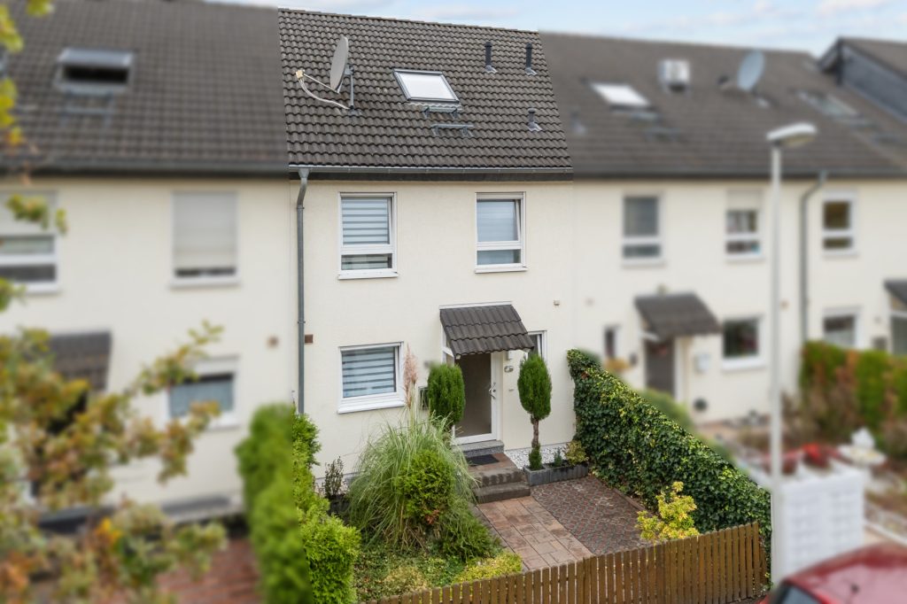 Gütelhöfer Immobilien - Immobilienangebot - Bonn / Tannenbusch - Alle - Junges Reihenmittelhaus mit Garten, Einbauküche und Kfz-Stellplatz in begehrter Lage von Tannenbusch