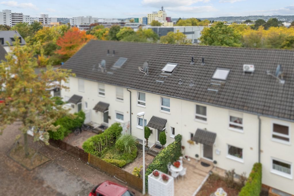 Gütelhöfer Immobilien - Immobilienangebot - Bonn / Tannenbusch - Alle - Junges Reihenmittelhaus mit Garten, Einbauküche und Kfz-Stellplatz in begehrter Lage von Tannenbusch