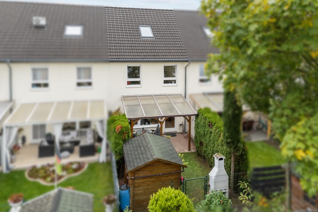Gütelhöfer Immobilien - Immobilienangebot - Bonn / Tannenbusch - Alle - Junges Reihenmittelhaus mit Garten, Einbauküche und Kfz-Stellplatz in begehrter Lage von Tannenbusch