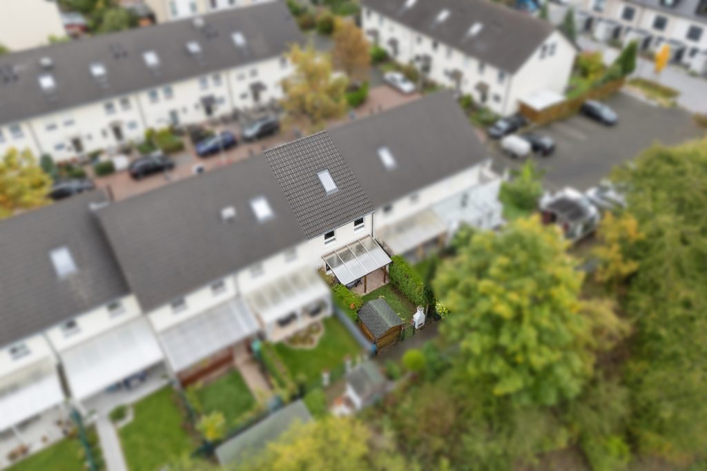 Gütelhöfer Immobilien - Immobilienangebot - Bonn / Tannenbusch - Alle - Junges Reihenmittelhaus mit Garten, Einbauküche und Kfz-Stellplatz in begehrter Lage von Tannenbusch