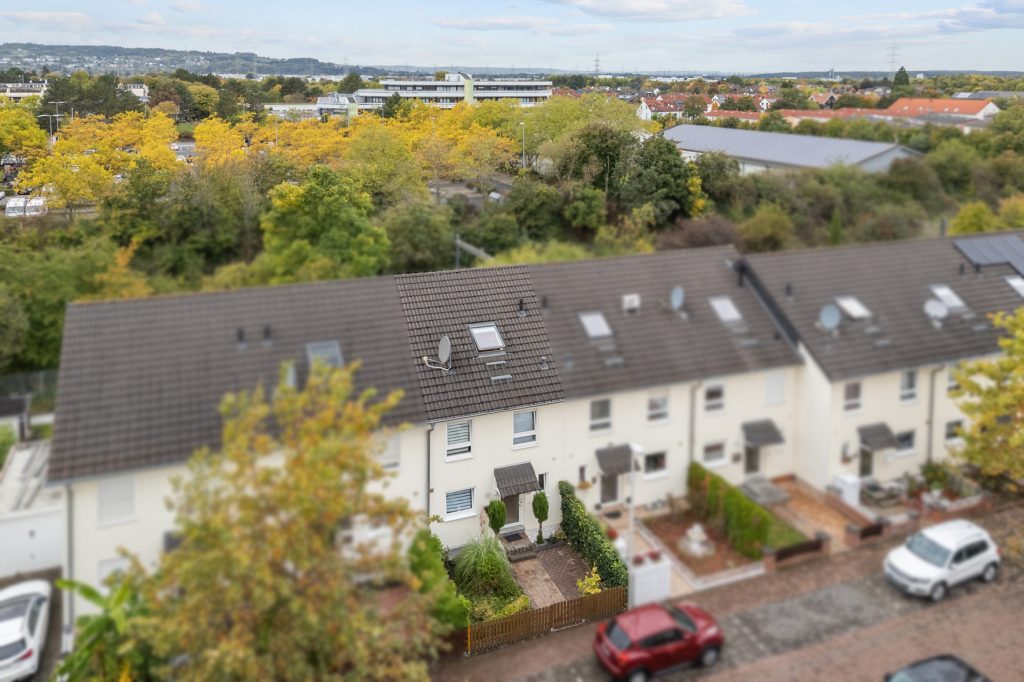 Gütelhöfer Immobilien - Immobilienangebot - Bonn / Tannenbusch - Alle - Junges Reihenmittelhaus mit Garten, Einbauküche und Kfz-Stellplatz in begehrter Lage von Tannenbusch