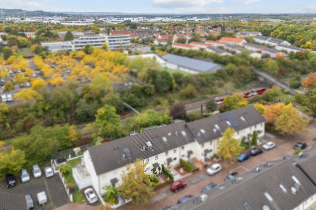 Gütelhöfer Immobilien - Immobilienangebot - Bonn / Tannenbusch - Alle - Junges Reihenmittelhaus mit Garten, Einbauküche und Kfz-Stellplatz in begehrter Lage von Tannenbusch