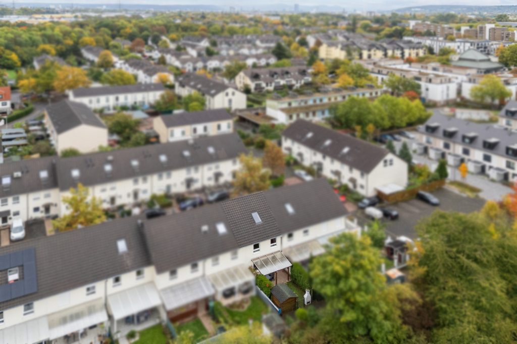 Gütelhöfer Immobilien - Immobilienangebot - Bonn / Tannenbusch - Alle - Junges Reihenmittelhaus mit Garten, Einbauküche und Kfz-Stellplatz in begehrter Lage von Tannenbusch