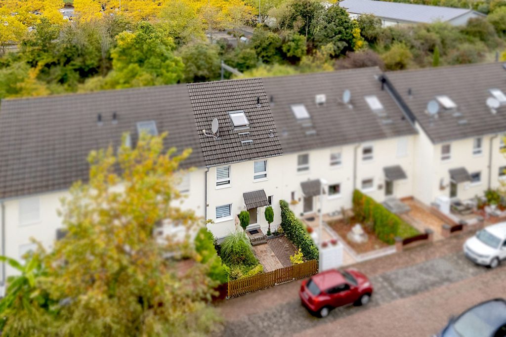 Gütelhöfer Immobilien - Immobilienangebot - Bonn / Tannenbusch - Alle - Junges Reihenmittelhaus mit Garten, Einbauküche und Kfz-Stellplatz in begehrter Lage von Tannenbusch