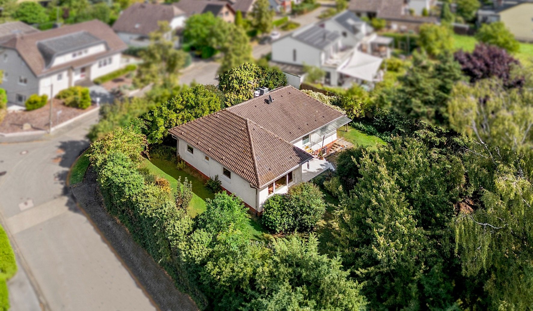 Gütelhöfer Immobilien - Immobilienangebot - Rheinbach / Flerzheim - Alle - Gemütlicher L-Bungalow auf 1.397m² Grund mit Garage, Gartenhaus und Privatsphäre in Flerzheim