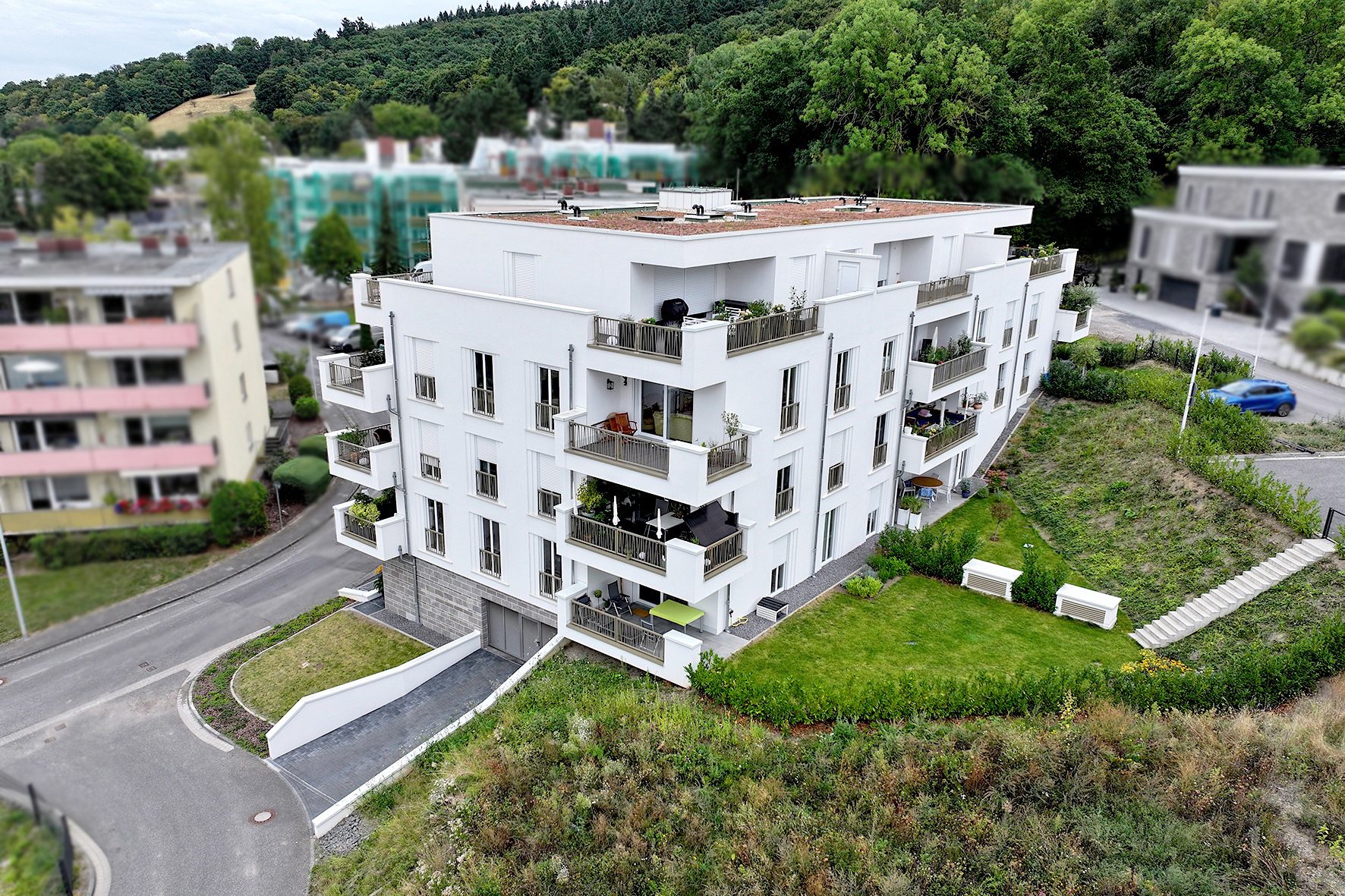 Gütelhöfer Immobilien - Immobilienangebot - Bad Neuenahr-Ahrweiler - Alle - Wohnen am Johannisberg: Neuwertige 3-Zimmer-Wohnung mit großem Balkon, Aufzug und Tiefgaragenplatz
