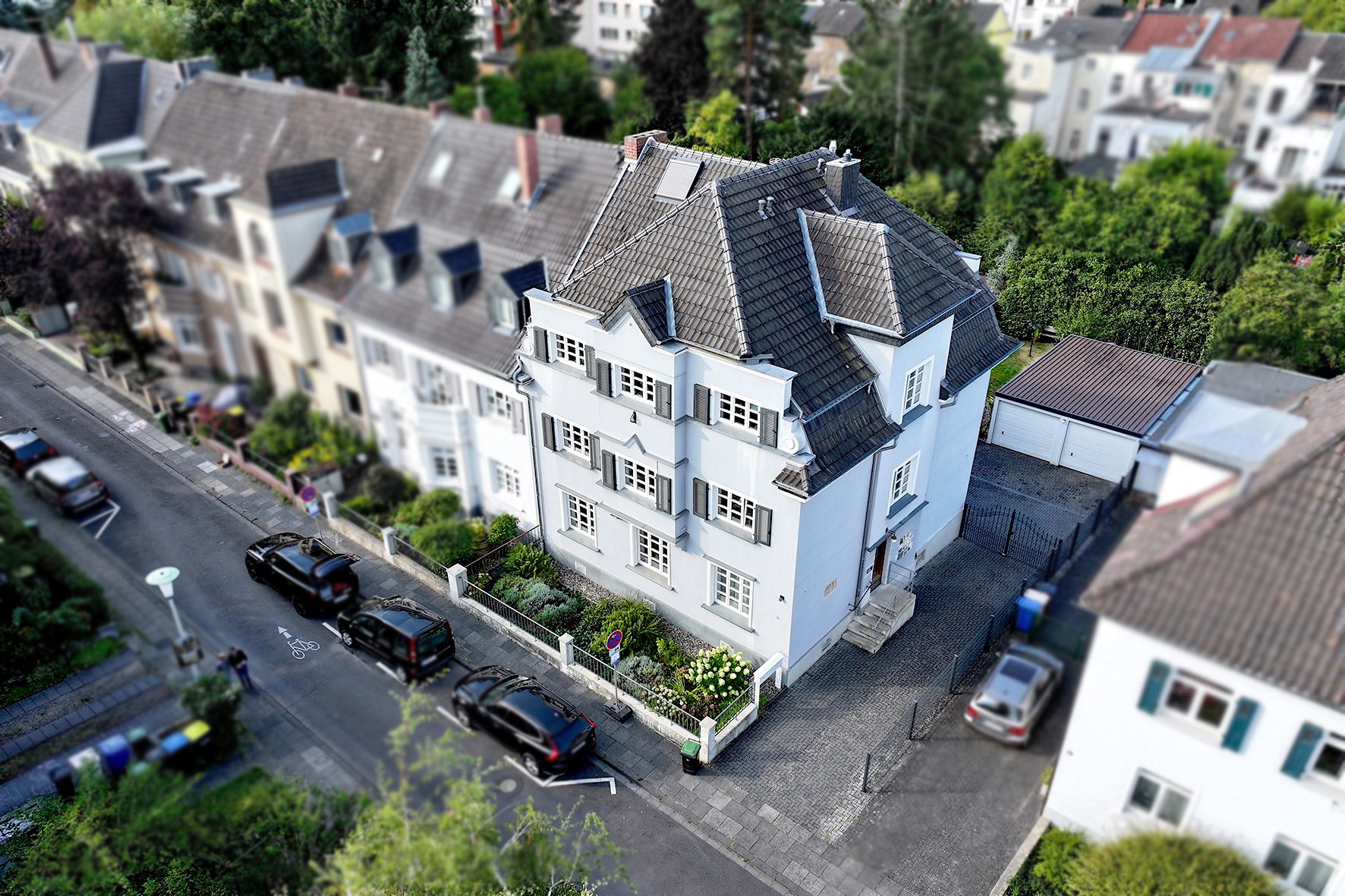 Gütelhöfer Immobilien - Immobilienangebot - Bonn - Alle - Traumhafte bezugsfreie 3-Zimmer-Altbauwohnung mit neuer Einbauküche und großzügigem Balkon in Bonn