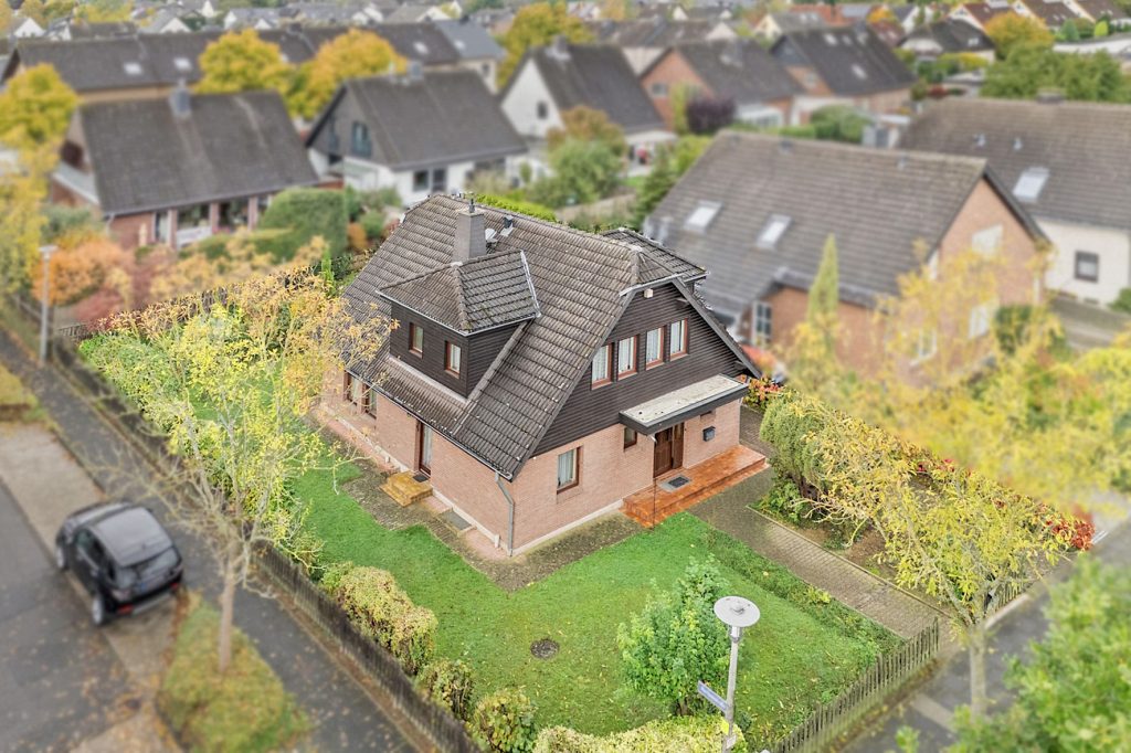 Gütelhöfer Immobilien - Immobilienangebot - Rheinbach / Wormersdorf - Alle - Freistehender Familientraum mit Galerie, Garage, Lüftungssystem und offenem Kamin in Wormersdorf