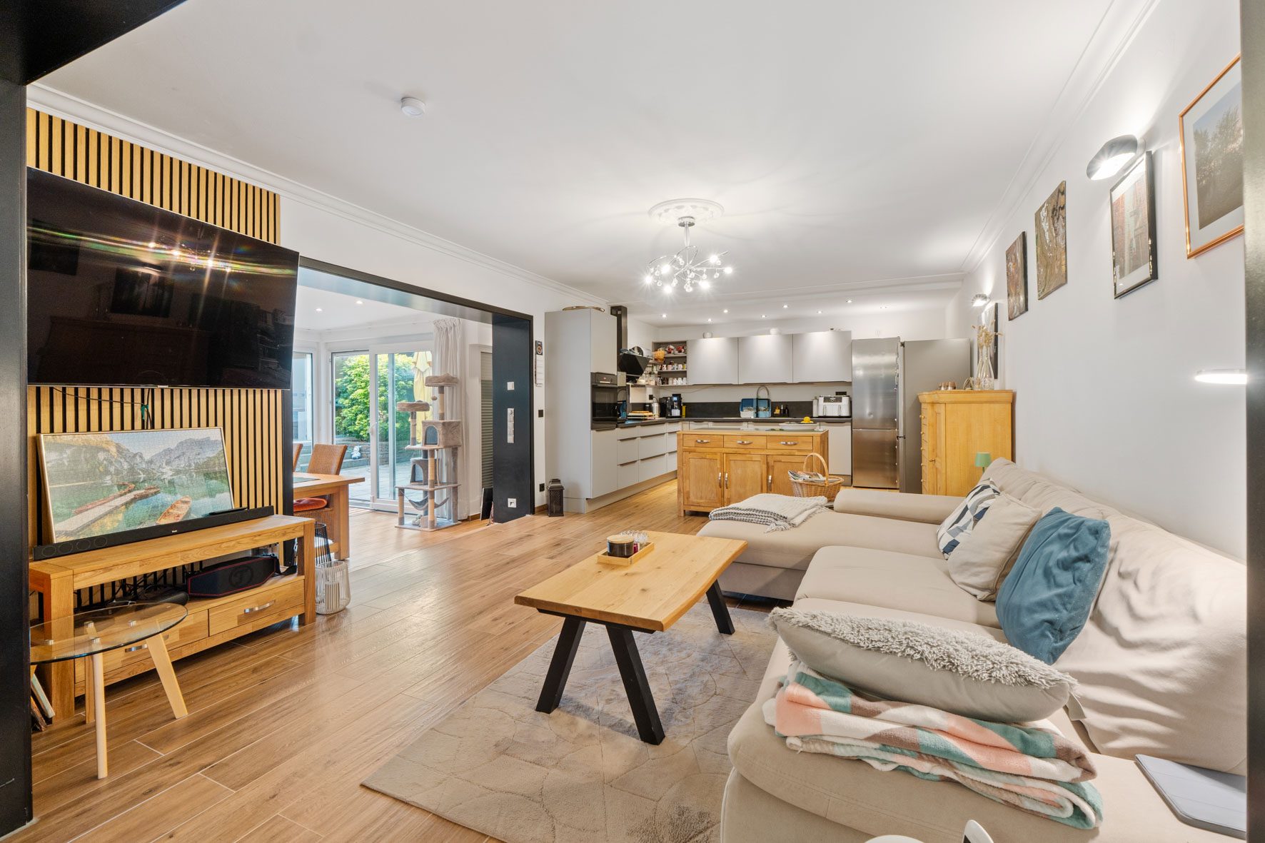 Gütelhöfer Immobilien - Immobilienangebot - Bonn / Graurheindorf - Alle - Repräsentative Erdgeschosswohnung mit Einbauküche, Wintergarten und großer Terrasse in Rheinufernähe